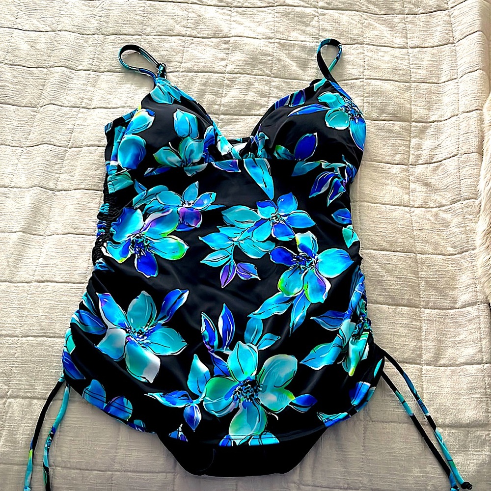 Caribbean Joe Woman’s Midriff Minimizer One Piece Swimsuit Floral size 12